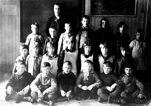 1929 Skolfoto Stig.jpg - Klass 2 år 1929 lokal missionskyrkan i RåneåLärarinnan Emma Andersson, översta raden från vänster: Lage Lövgren, Sixten Englund, Per-Arne Wikström, Kurt Lidman, Erik Wikström, Tulli Åström, Elsy Olsson. Mellersta raden från vänster Göte Jansson, Elsa Lövgren, Mimmi Åström, Anna- Greta Bäck, Hildur Åhman, Ingrid Hedström, Gunvor Jämdahl. Nedersta raden från vänster: Nils Sundbom, Ernst Rutström, Björn Wilsson, Sigurd Teppo, Stig Sjöberg och Olle Sandberg.